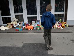 Игрушки у здания МВД