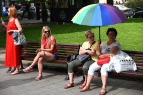 Жінки сидять на лавці