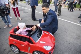 Владимир Гройсман общается с девочкой на детском автомобиле