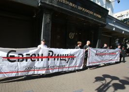 Activists of the initiative "Who ordered Katya Gandzjuk?" hold a posters
