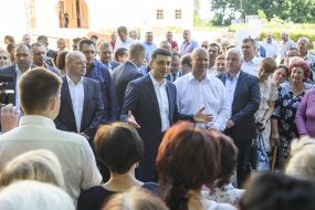 Volodymyr Groysman communicates with people