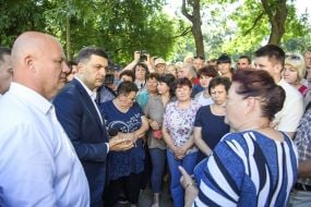 Volodymyr Groysman communicates with people