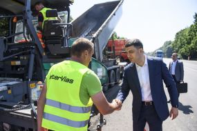 Vladimir Groisman communicates with the worker