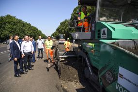 Vladimir Groisman communicates with the worker