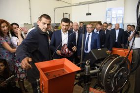 Volodymyr Groysman communicates with the teachers of the lyceum