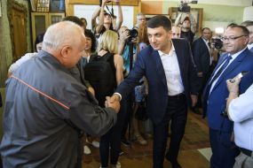 Volodymyr Groysman communicates with the teachers of the lyceum