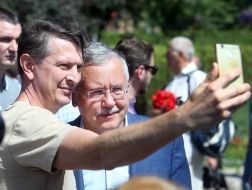 Анатолий Гриценко фотографируется с мужчиной