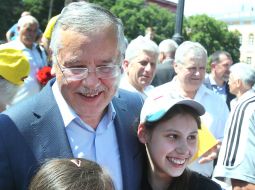 Анатолий Гриценко общается с детьми