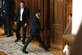 Volodymyr Zelensky leaves the session of the Constitutional Court