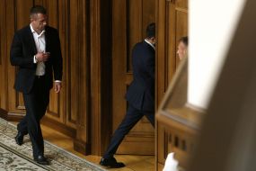 Volodymyr Zelensky leaves the session of the Constitutional Court