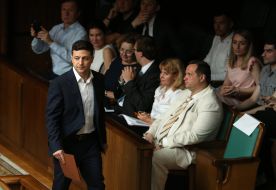 Volodymyr Zelensky leaves the session of the Constitutional Court