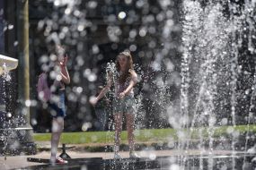 Children bathe in the fountain