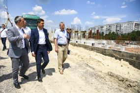 Vladimir Groysman visited the construction of a youth school