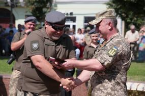 Alexander Pavlyuk rewards the soldier