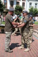 Vasyl Zubanich rewards a soldier