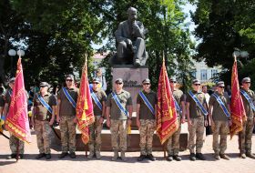 Flag bearers of the 10th separate mountain-assault brigade