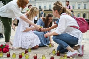 Participants in the action in memory of the dead paratroopers light bulbs