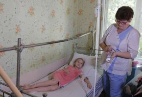The nurse puts the drops of Varvara Full