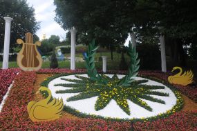 Цветочная композиция с лавровым венком