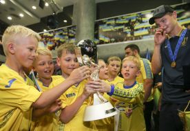 Valeriy Bondar near the children in the form of the national team of Ukraine