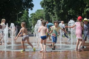 Дети купаются в фонтане