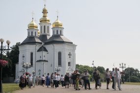 Люди возле Екатерининской церкви