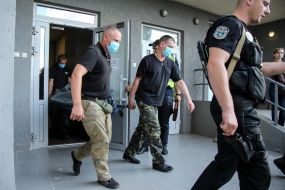 The employees of the special unit will carry out the body of Dmytro Timchuk from the entrance
