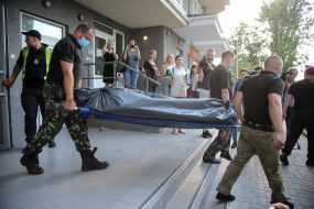 The employees of the special unit will carry out the body of Dmytro Timchuk from the entrance