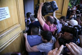 Журналісти проштовхуються в університет