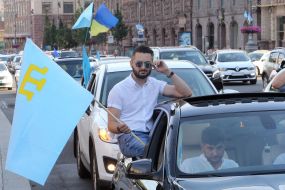 Participants of the rally on the Day of the Crimean Tatar flag