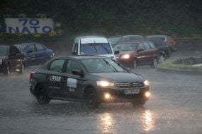 Автомобілі на дорозі під час дощу