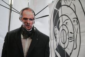 Манекен с фотографией Виктора Медведчука 