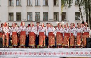 Хор в украинских костюмах