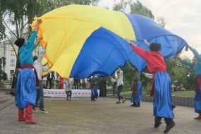 Люди развернули флаг Украины