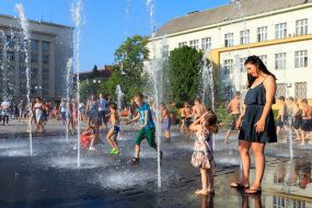Дети купаются в фонтане