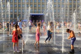 Дети купаются в фонтане