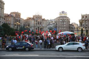 Люди с воздушными шариками