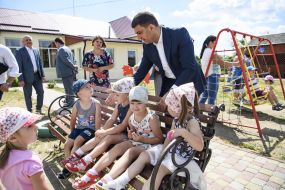 Vladimir Groysman visiting kindergarten