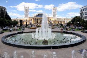 Площадь с фонтаном перед железнодорожным вокзалом Харьков-Пассажирский