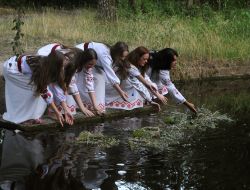 Girls let the wreath on the water