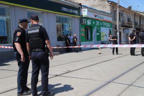 Правоохоронці біля фінустанови, де відбулося захоплення заручників