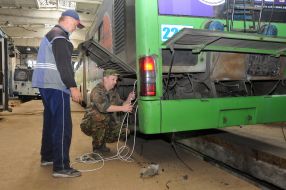 Майстри ремонтують тролейбус