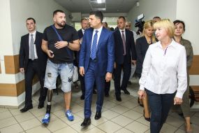 Владимир Гройсман посетил НИИ протезирования