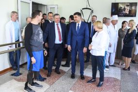 Volodymyr Groysman visited the scientific research Institute of prosthetics