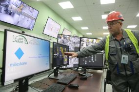 Центральный пульт управления новым безопасным конфайнментом