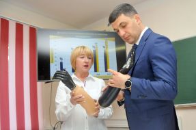 Владимир Гройсман посетил НИИ протезирования