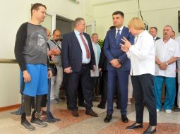 Volodymyr Groysman visited the scientific research Institute of prosthetics