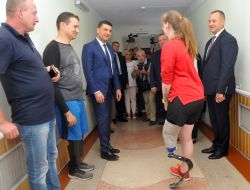 Volodymyr Groysman visited the scientific research Institute of prosthetics