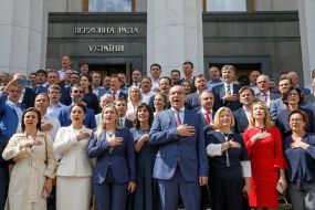 Народные депутаты Украины фотографируются на память о работе в Верховной Раде VIII созыва