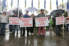 Участники акции "Люстрируй меня первым"с плакатами